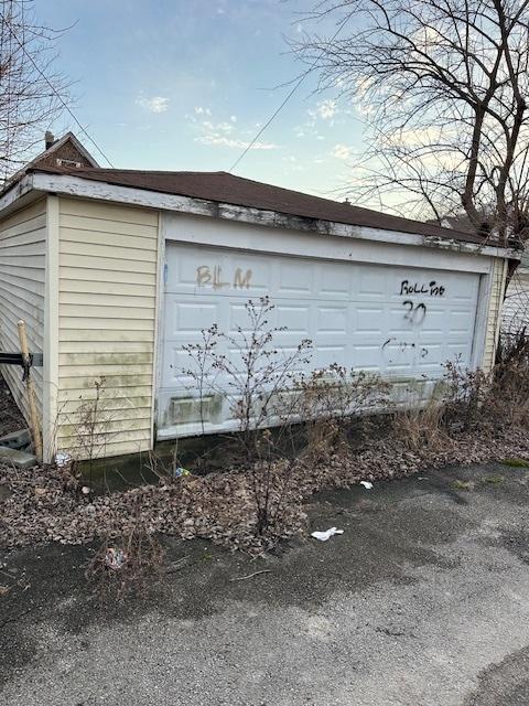 view of detached garage