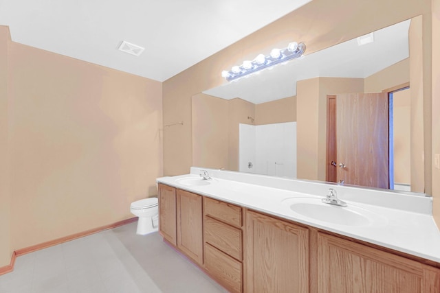 full bath featuring visible vents, a sink, toilet, and double vanity