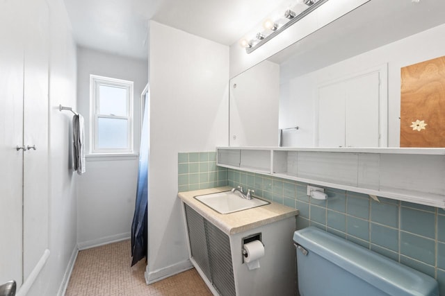 full bathroom with curtained shower, toilet, vanity, baseboards, and backsplash