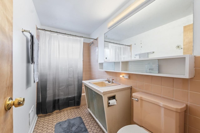 full bathroom featuring shower / bathtub combination with curtain, tile walls, toilet, and tile patterned floors