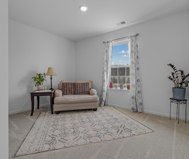 living area with carpet floors, baseboards, visible vents, and recessed lighting