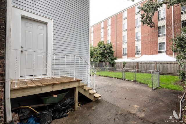 entrance to property with fence