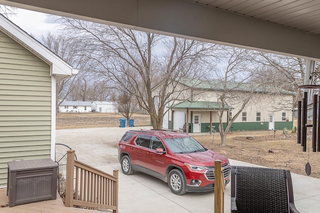 view of yard featuring an outdoor structure