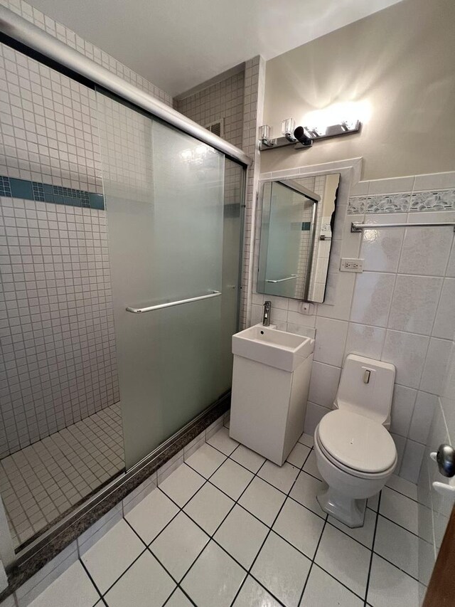 5532 S Shore Dr Unit 6E, Chicago, IL 60637 - full bath featuring a shower stall, vanity, tile patterned floors, and tile walls