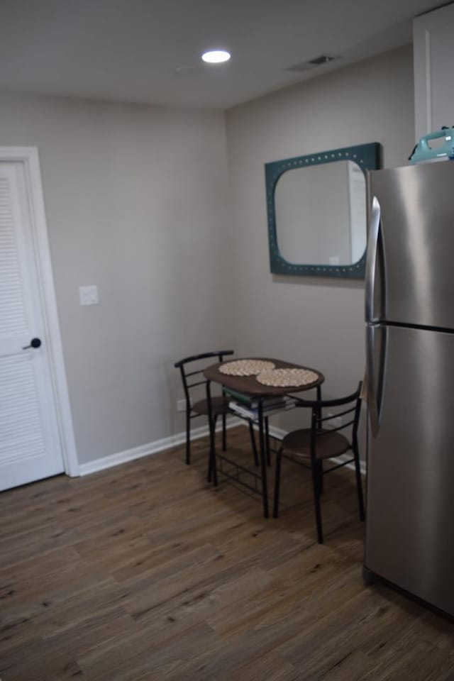 dining space featuring dark wood-style flooring, recessed lighting, visible vents, and baseboards