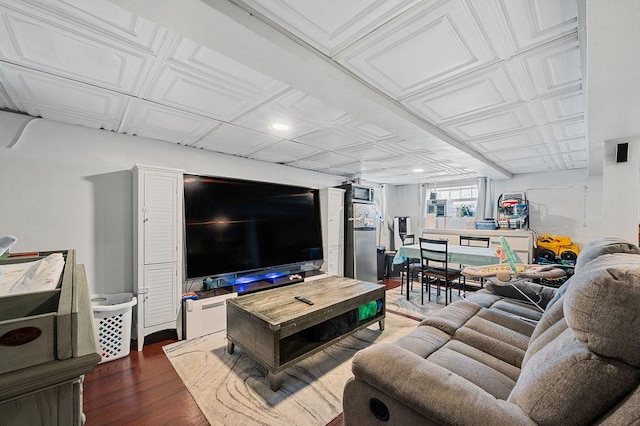 living room with an ornate ceiling, recessed lighting, and wood finished floors