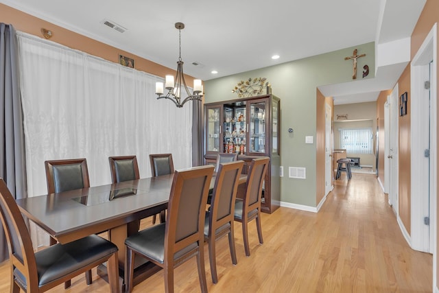 dining room featuring a notable chandelier, recessed lighting, visible vents, baseboards, and light wood-type flooring