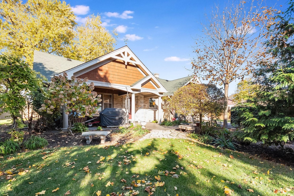 view of front of property featuring a front lawn