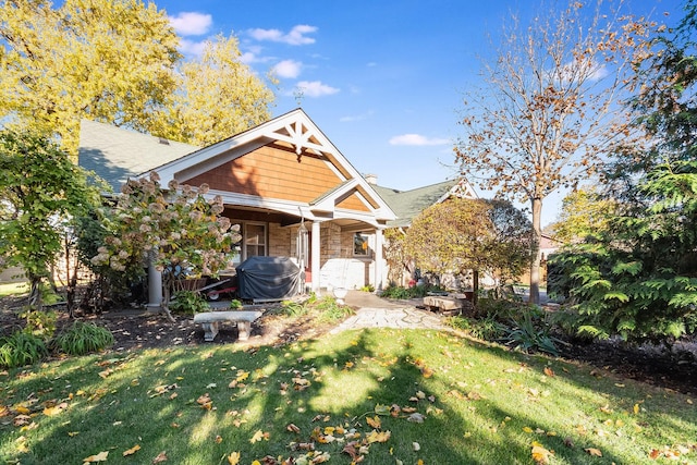 view of front of property featuring a front lawn