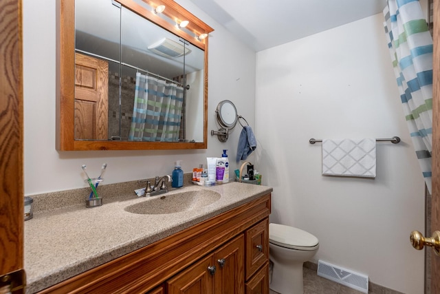 bathroom with toilet, vanity, visible vents, and a shower with curtain