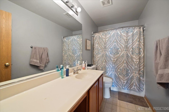 bathroom featuring toilet, a shower with curtain, visible vents, and vanity