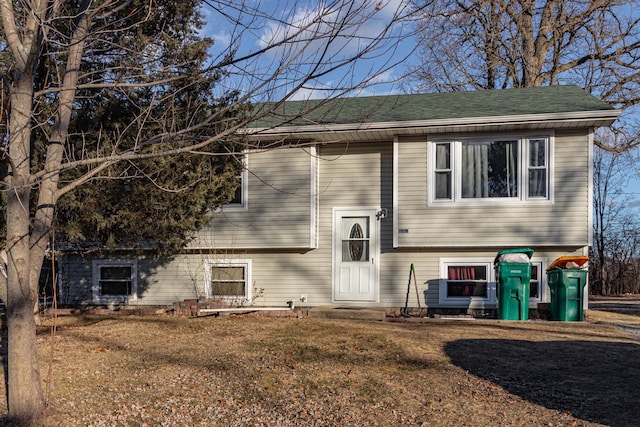 bi-level home featuring a front lawn