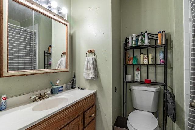 full bathroom featuring toilet, curtained shower, and vanity