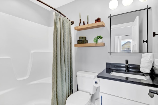 full bath with toilet, vanity, and a shower with shower curtain