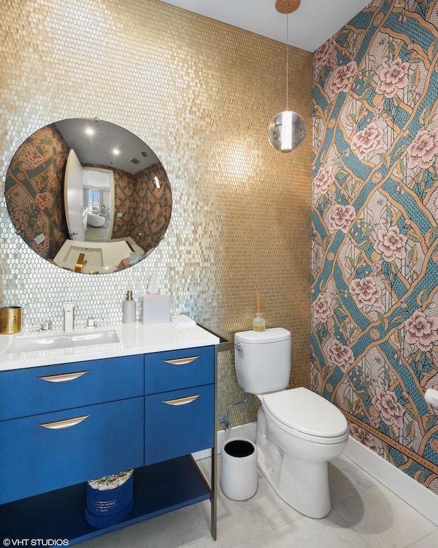 full bath with a shower with shower curtain, decorative backsplash, toilet, and vanity