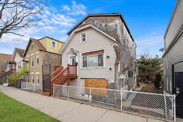 view of front of home with a fenced front yard