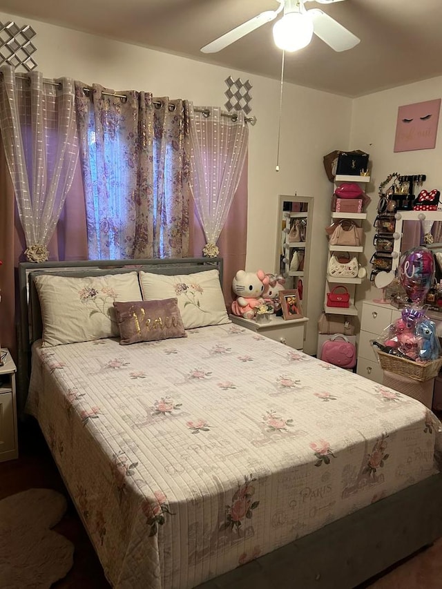 bedroom featuring a ceiling fan