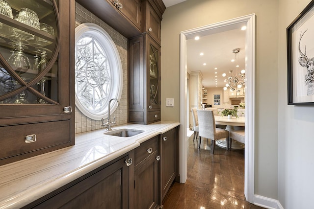 bar with recessed lighting, a sink, baseboards, dark wood-style floors, and tasteful backsplash