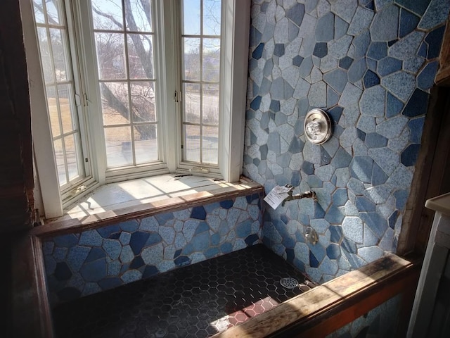 details featuring a tile shower