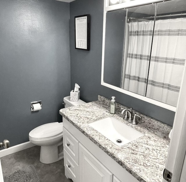 full bathroom featuring toilet, a shower with curtain, baseboards, and vanity