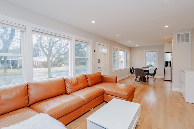 living area with light wood finished floors, baseboards, visible vents, and recessed lighting