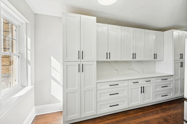 bar with tasteful backsplash, baseboards, and dark wood finished floors