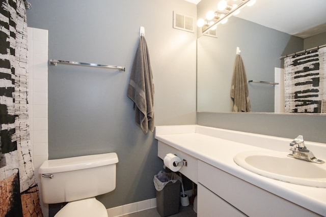 full bathroom featuring vanity, baseboards, visible vents, curtained shower, and toilet