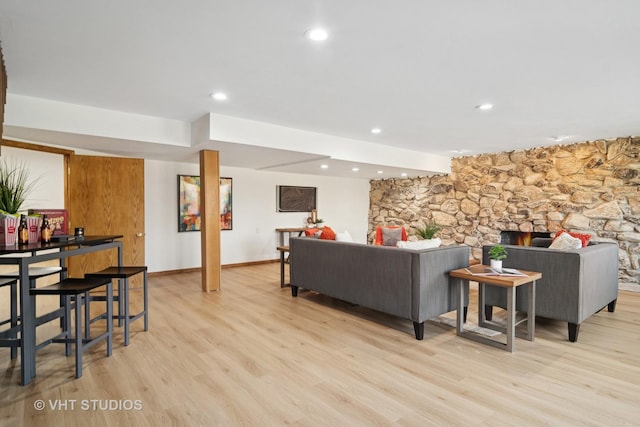 living area featuring recessed lighting, baseboards, and light wood-style floors