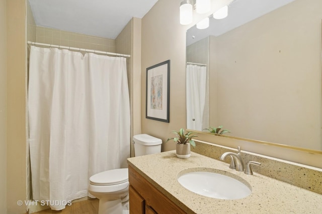 full bath featuring a shower with shower curtain, toilet, and vanity