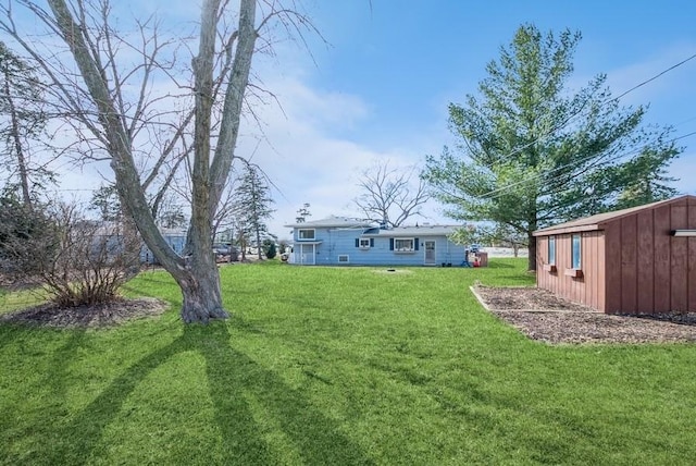 view of yard featuring an outdoor structure