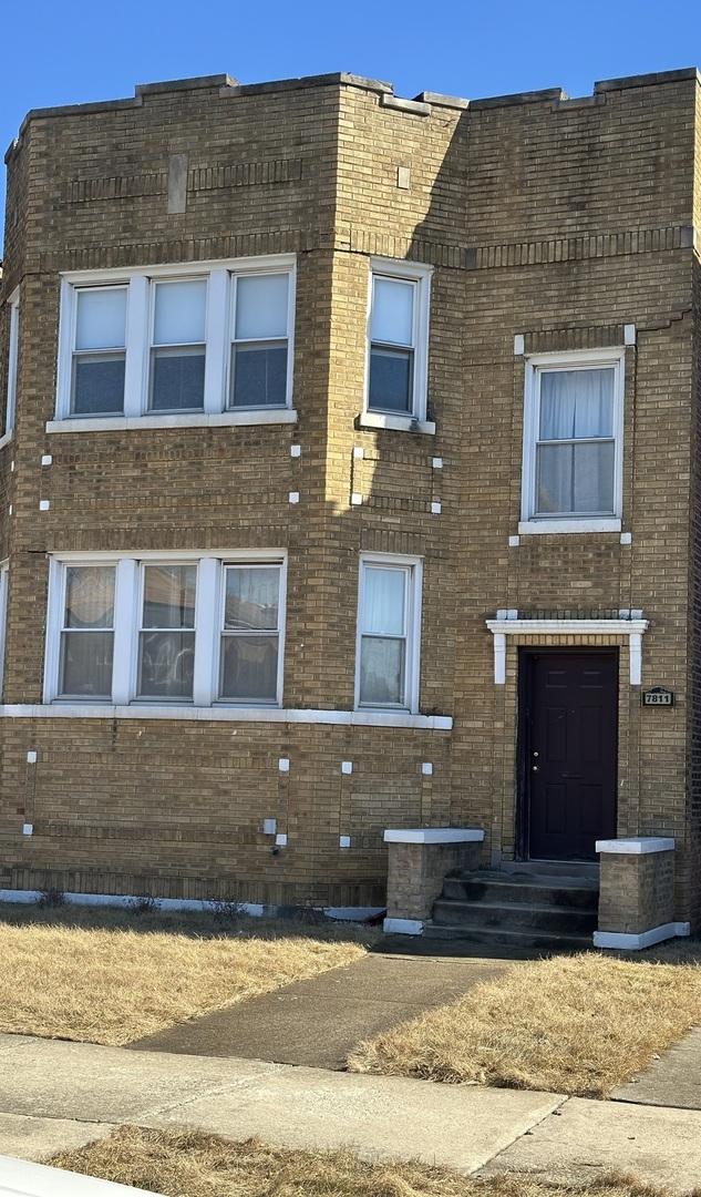 view of front facade with brick siding