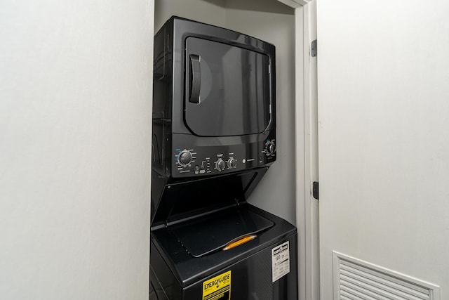 interior details featuring stacked washer / dryer