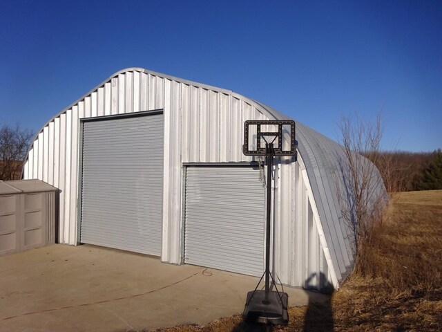 view of outdoor structure with an outbuilding
