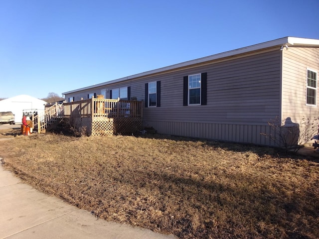 manufactured / mobile home with a wooden deck