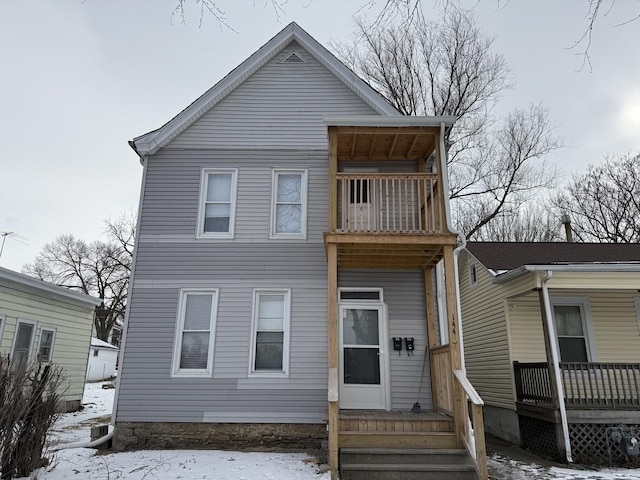 view of front of home featuring a balcony