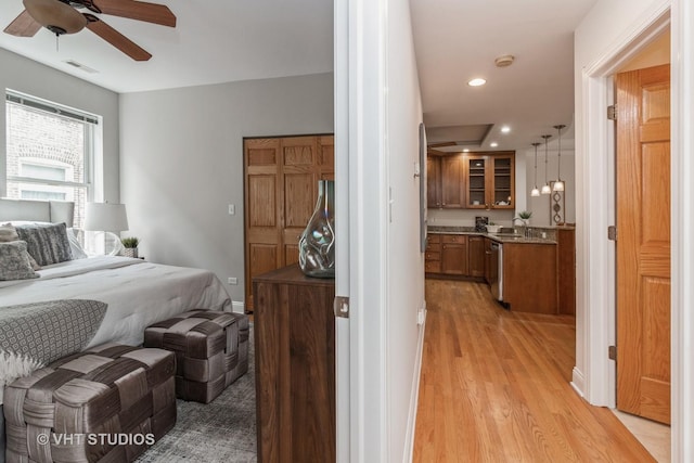 bedroom featuring recessed lighting, visible vents, light wood-style flooring, a sink, and ceiling fan