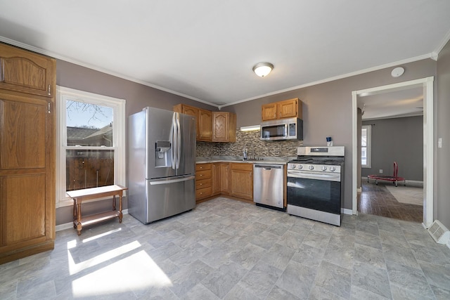 kitchen featuring tasteful backsplash, visible vents, baseboards, light countertops, and appliances with stainless steel finishes