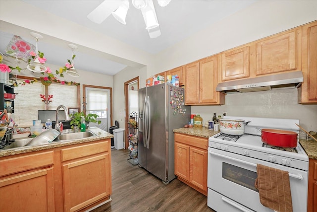 kitchen featuring stainless steel fridge, dark wood finished floors, white gas range, under cabinet range hood, and a sink