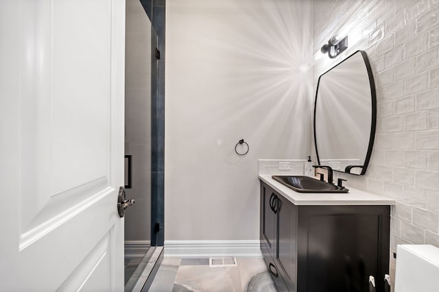 bathroom with visible vents, toilet, vanity, and baseboards