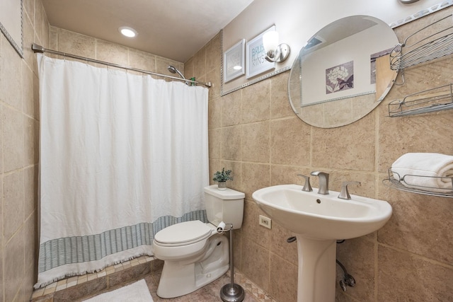 full bathroom featuring curtained shower, tile patterned flooring, toilet, recessed lighting, and tile walls