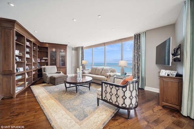 living room featuring dark wood-type flooring, recessed lighting, floor to ceiling windows, and baseboards