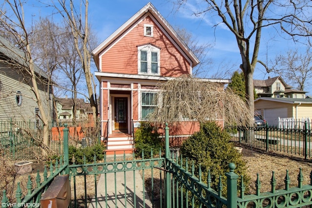 view of front of home featuring a fenced front yard