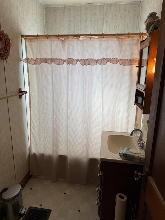 full bathroom featuring shower / tub combo with curtain, vanity, and wallpapered walls