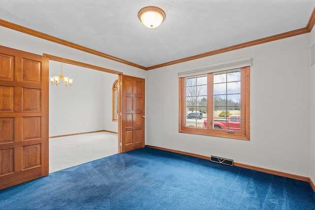 empty room featuring crown molding, visible vents, an inviting chandelier, carpet flooring, and baseboards