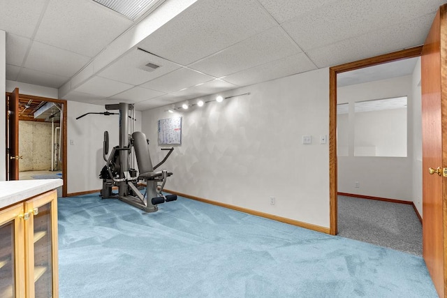 workout room featuring carpet, a drop ceiling, visible vents, and baseboards