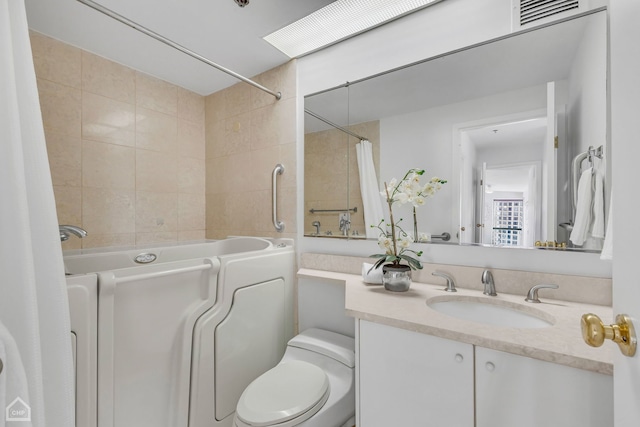 full bath featuring toilet, visible vents, shower / tub combo with curtain, and vanity