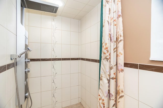 full bathroom featuring a tile shower