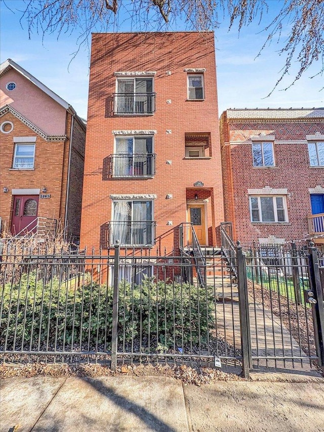 view of front of house featuring a fenced front yard