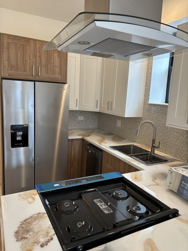 kitchen with a sink, exhaust hood, stainless steel refrigerator with ice dispenser, gas range, and decorative backsplash