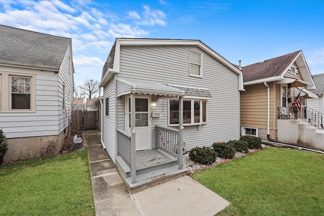 view of front of property featuring a front lawn and fence